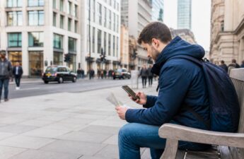 Reiziger bekijkt een stedentrip-route en vergelijkt vakantie-opties op een smartphone